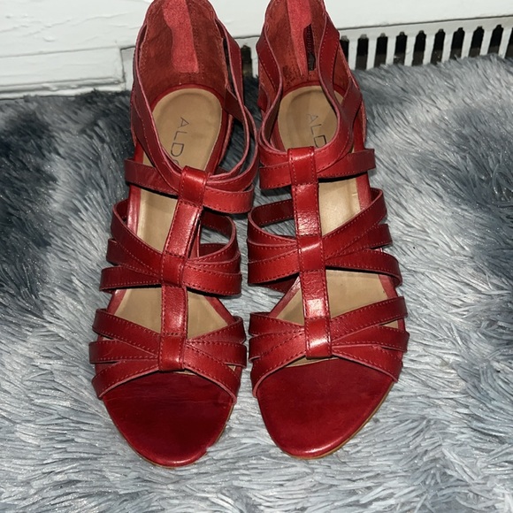 Red shoes with a short heel. - Picture 8 of 8